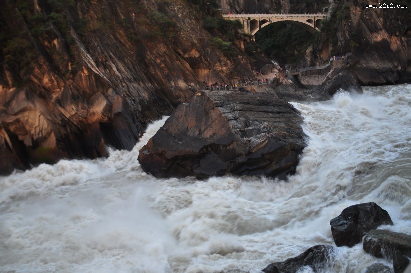 云南虎跳峡风景图片