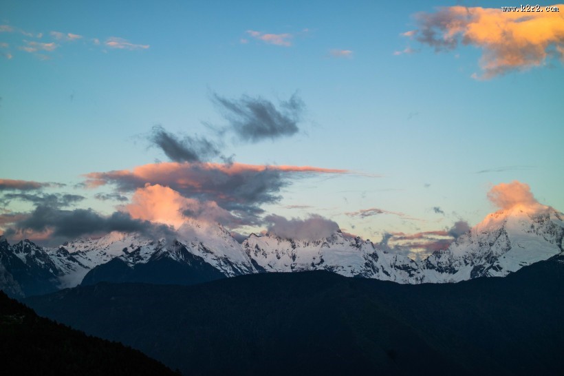 云南梅里雪山日出风景图片