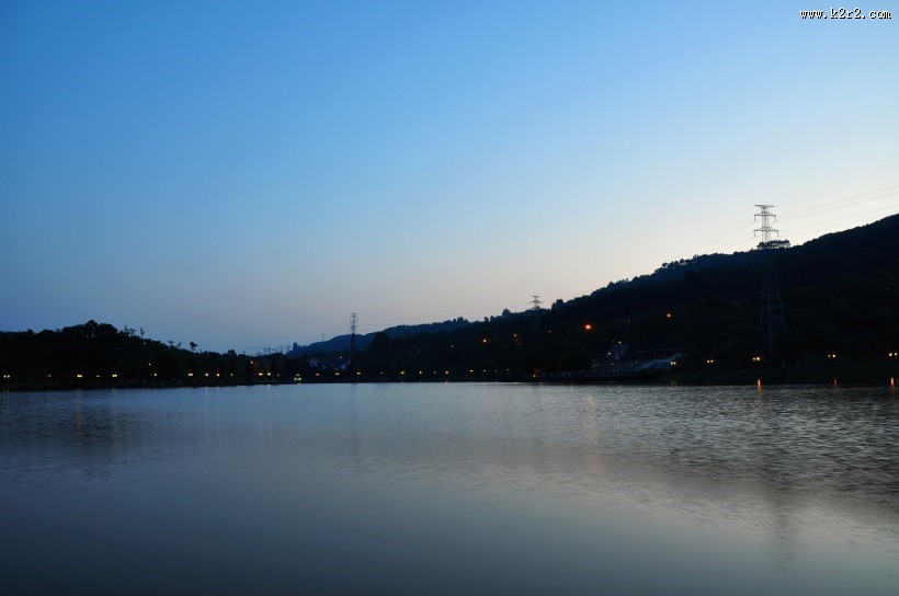 云南神女湖夜景图片