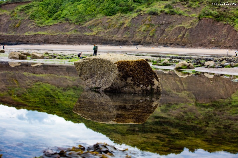 英国惠特比罗宾汉湾海滩风景图片