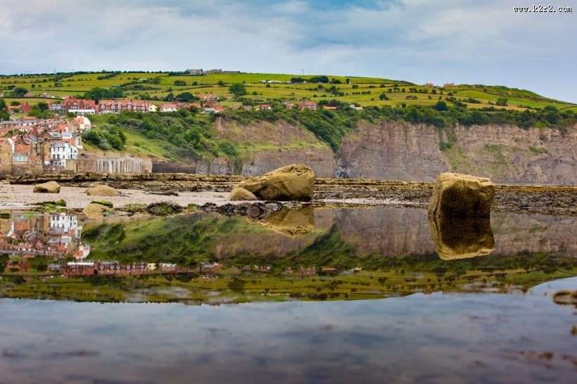 英国惠特比罗宾汉湾海滩风景图片