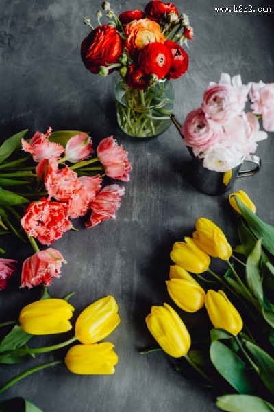 桌上的鲜花图片