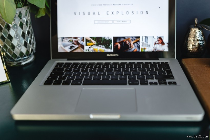 桌上的红玫瑰图片大全