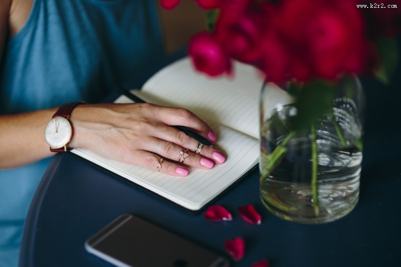 办公桌上的红玫瑰图片