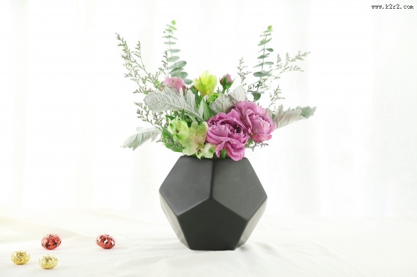 桌子上摆放的鲜花图片