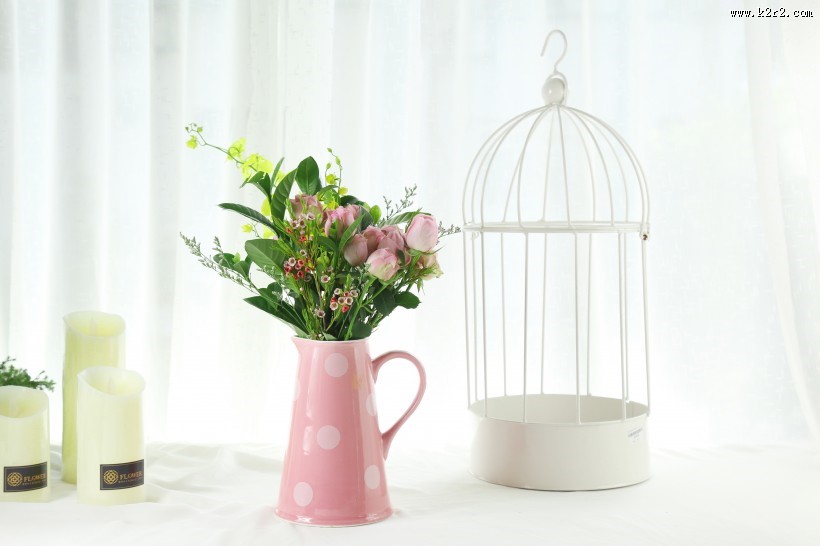 桌子上摆放的鲜花图片