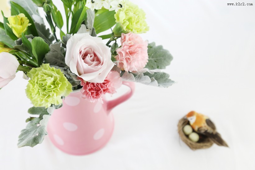 桌子上摆放的鲜花图片