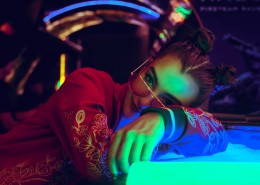 戴着大眼镜的美女图片