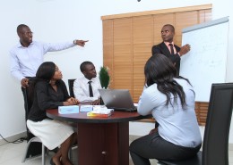 正在进行开会的商务人员图片