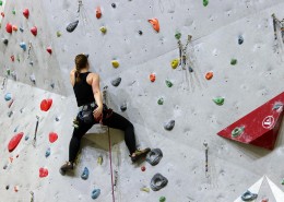 正在攀岩的人图片