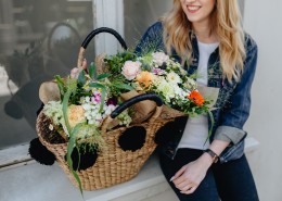 女孩提着装满鲜花的篮子图片