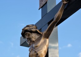 十字架上的耶稣图片