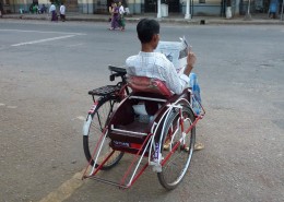 轮椅上的残疾人图片