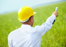 戴着黄色安全帽的工程师图片