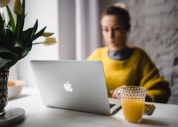 在使用苹果笔记本工作的年轻女孩图片