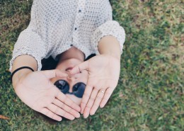 温暖的比心手势图片