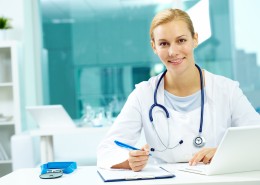 穿白大褂的女医生图片