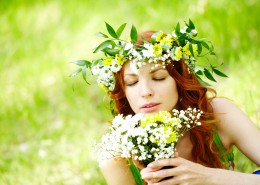 头戴花环的美女图片