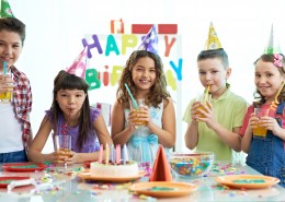 可爱儿童的生日聚会图片