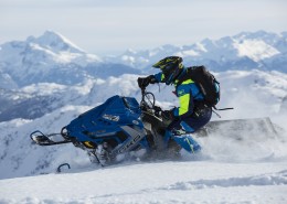 在雪山里开着雪地车的人图片