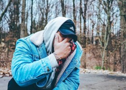 戴棒球帽的男生图片