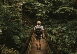 背包徒步旅行的人图片