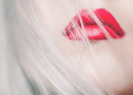 美女鲜红的唇妆图片
