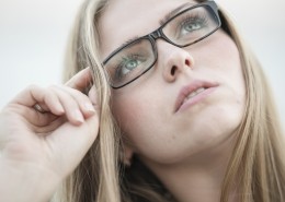 戴近视镜的美女图片