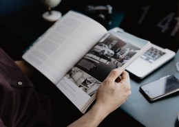 人在阅读杂志的图片