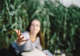 美女在玩肥皂泡的图片