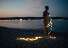 手拿灯光摄影的男子图片