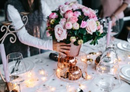 正在摆放的餐桌图片