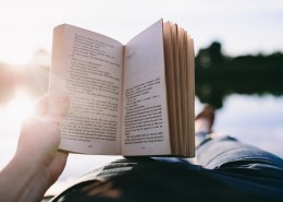 手拿书本的图片