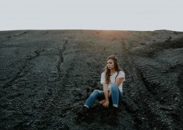 坐在地上休息的人图片