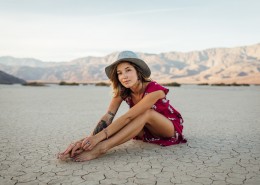 戴着帽子的美女图片