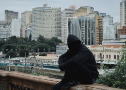 戴着帽子看不见脸的神秘人图片