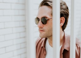 戴墨镜的时尚青年图片