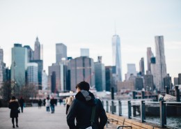 戴着围巾的男子图片