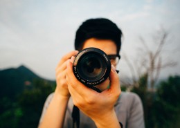 正在摄影的男子图片