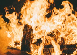 野外露营的篝火图片