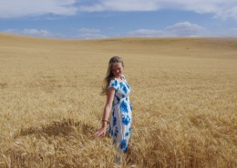 站在麦田上的人图片