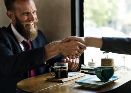 两人握手高清图片