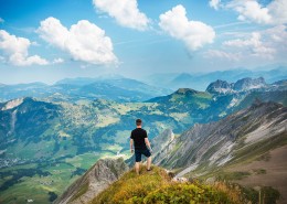 站在山顶的人图片