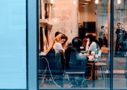 咖啡馆里喝咖啡的人们图片