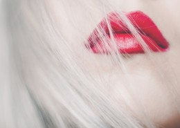 涂了口红的嘴唇图片