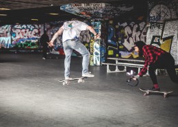 玩滑板的人图片