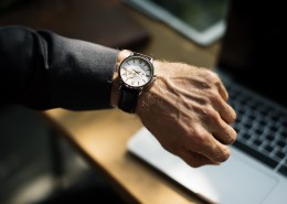 带着手表的左手图片