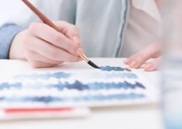 正在画画的儿童，创作中的美女图片