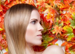 枫叶和彩妆美女图片