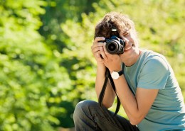 手拿单反相机的人物摄影图片